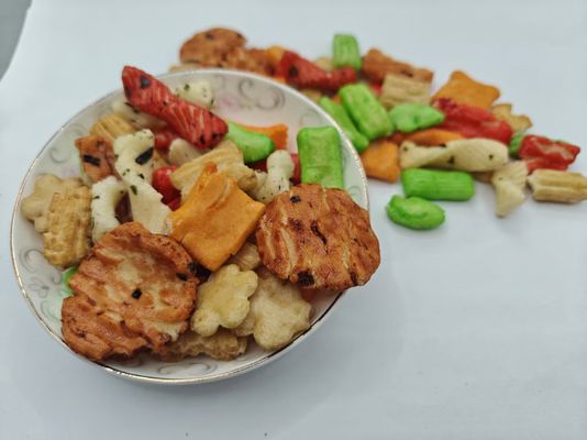 Orijinal Çeşitli Aromalı Karışık Pirinç Krakerleri Toplu Paketleme Yağ İçerikli