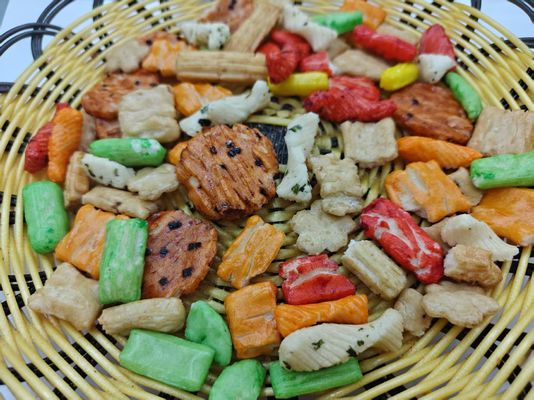 Orijinal Çeşitli Aromalı Karışık Pirinç Krakerleri Toplu Paketleme Yağ İçerikli