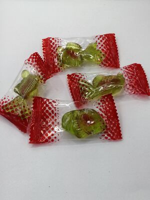 Çeşitli şekillerde sakızlı atıştırmalıklarla gerçek meyve suyu, az şekerli soya fasulyesi atıştırmalıkları
