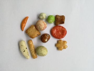 Helal Sertifika Kaplamalı Fıstık Karışık Tuzlu Baharatlı Pirinç Kraker Renkli Atıştırmalıklar