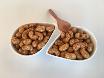 Ham Zemin Kaju Fıstığı Aperatifler Lezzetli Sriracha Chili Aromalı Baharatlı Kaju Tam beslenme OEM