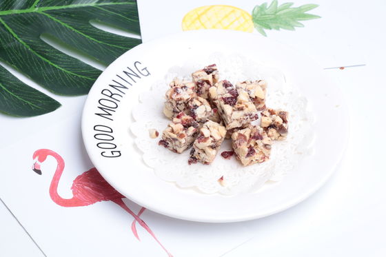 Bir ısırık susam fındık gevrek, fındık aperatifler özel etiket kullanılabilir